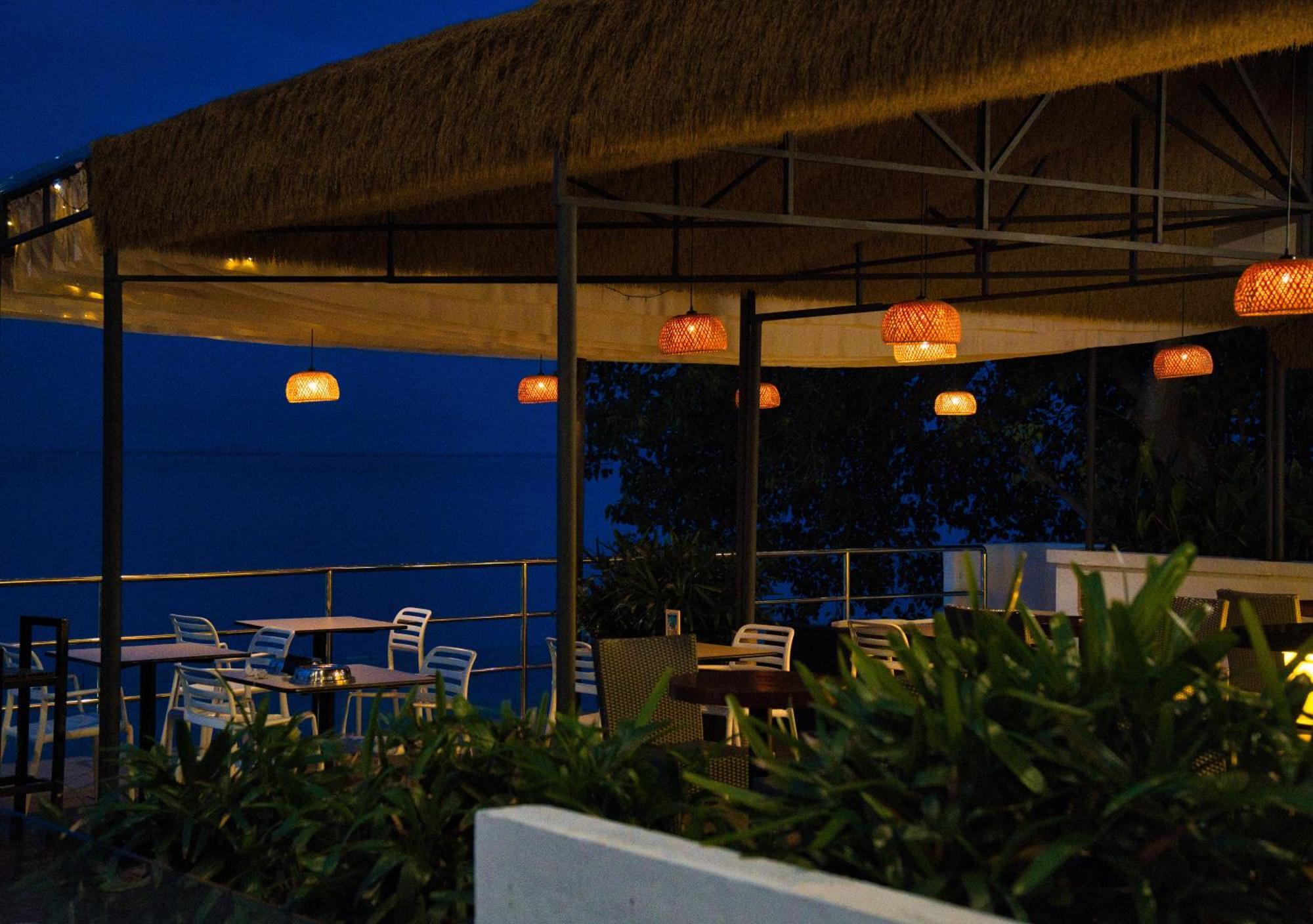 Hotel Sentral Seaview @ ​Beachfront Tanjung Bungah  Exterior foto