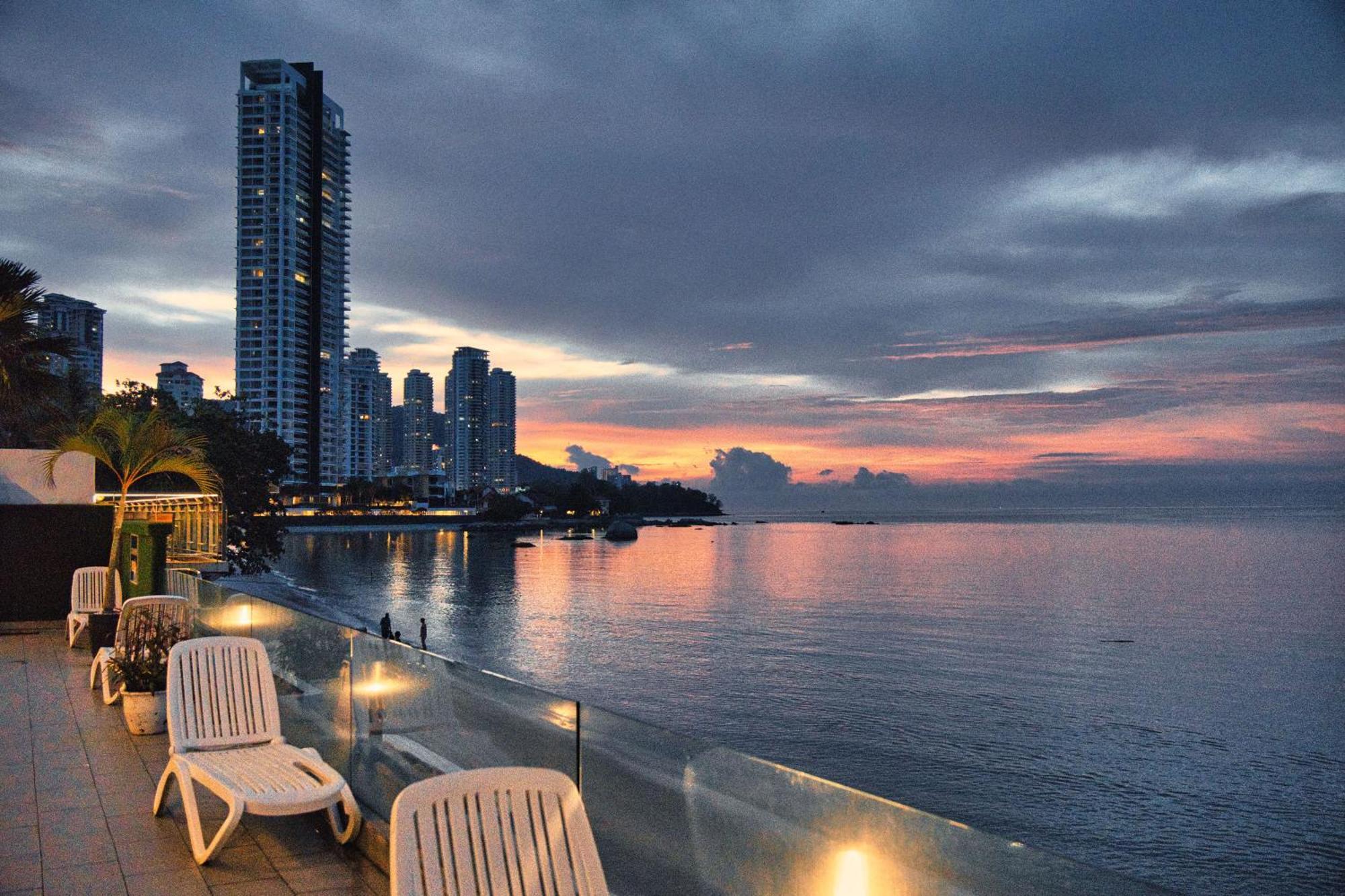 Hotel Sentral Seaview @ ​Beachfront Tanjung Bungah  Exterior foto