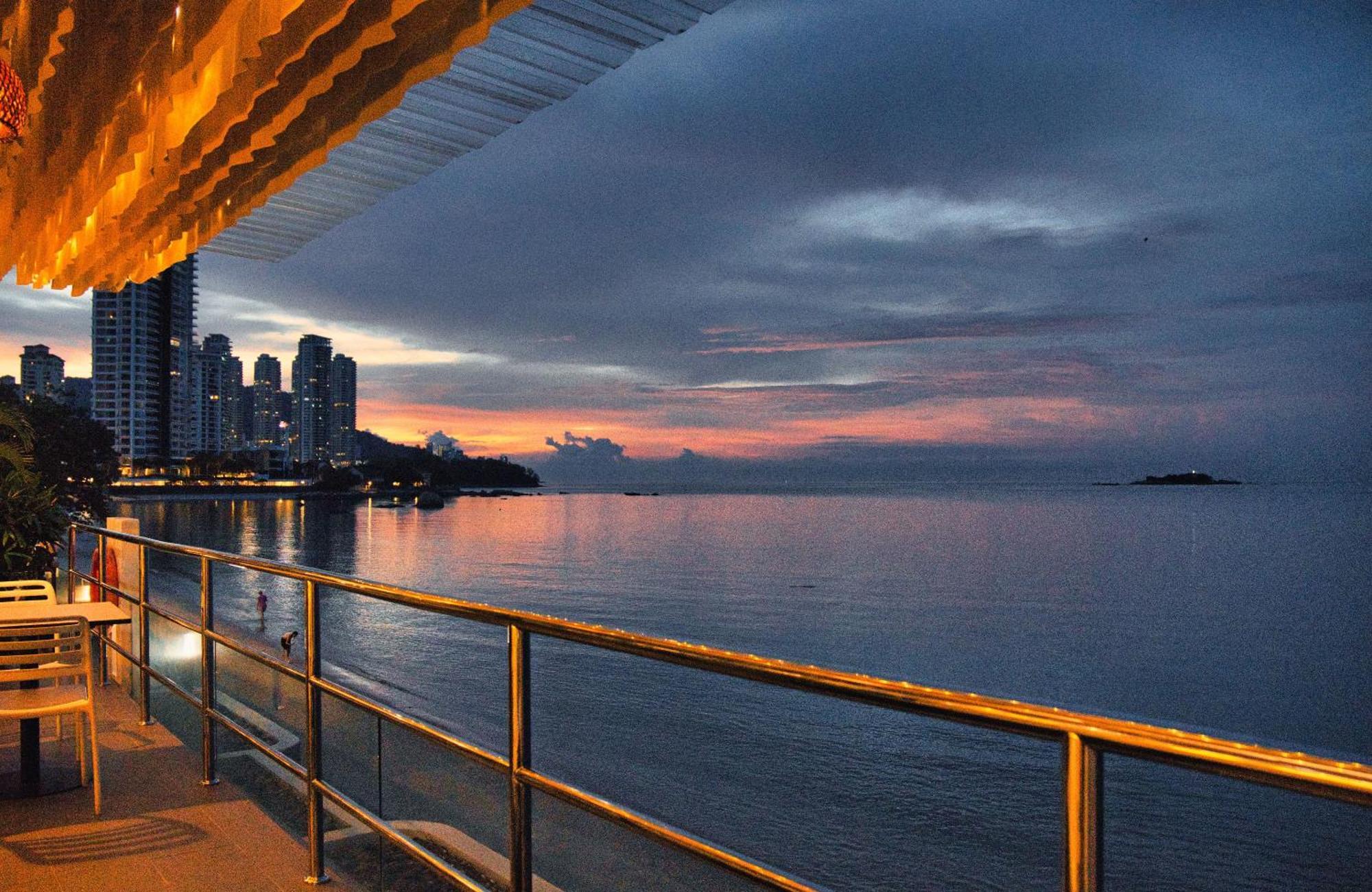 Hotel Sentral Seaview @ ​Beachfront Tanjung Bungah  Exterior foto