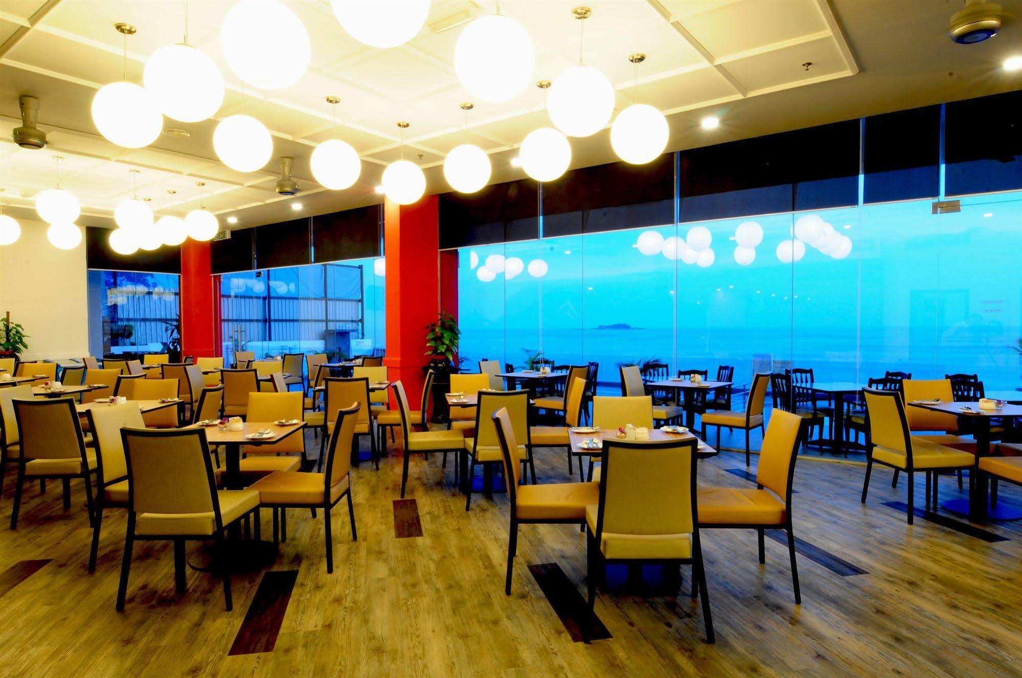 Hotel Sentral Seaview @ ​Beachfront Tanjung Bungah  Exterior foto