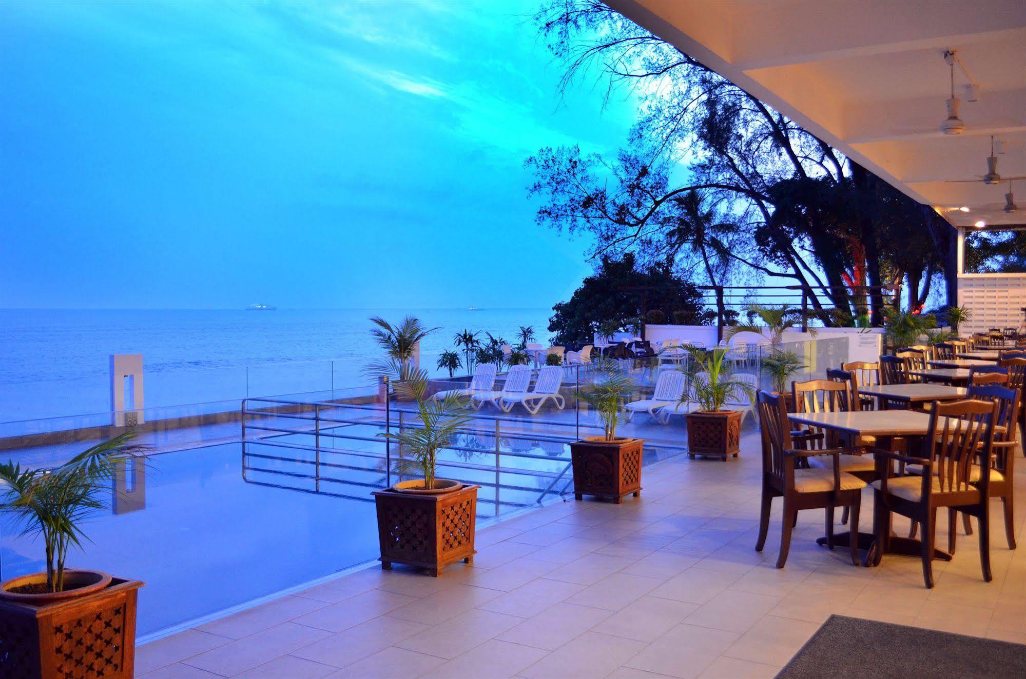 Hotel Sentral Seaview @ ​Beachfront Tanjung Bungah  Exterior foto